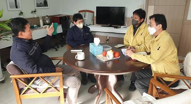 김응수(오른쪽 두번째) 경북 포항시 건설교통사업본부장이 1일 오전 관내 한 시멘트 공장을 찾아 피해상황을 청취하고 있다. 포항시 제공 