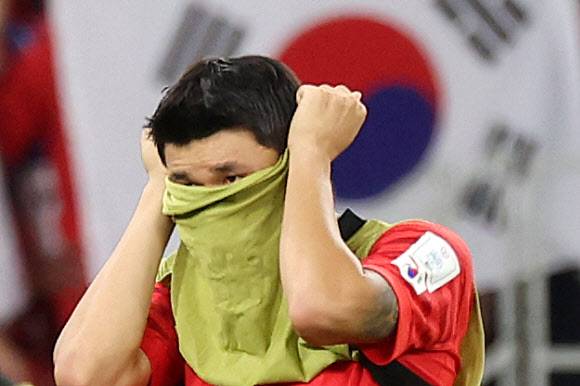 - 28일(현지시간) 카타르 알라이얀 에듀케이션 시티 스타디움에서 열린 2022 카타르 월드컵 H조 2차전 대한민국과 가나의 경기, 2대 3으로 패한 뒤 김민재가 아쉬워하고 있다. 2022.11.28. 뉴시스