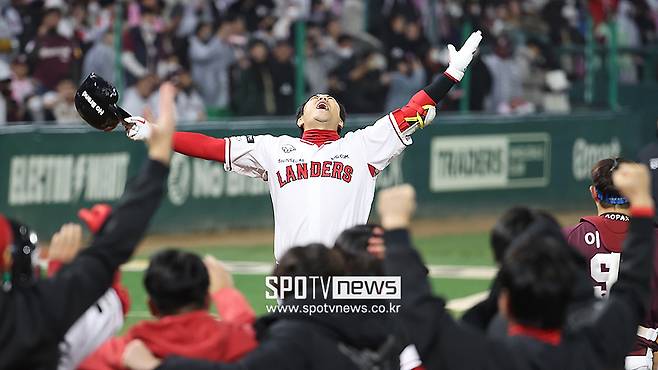 ▲ 한국시리즈 5차전 끝내기 홈런을 친 뒤 홈을 밟고 있는 김강민 ⓒ곽혜미 기자