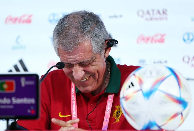 ▲ 크리스티아누 호날두(사진 위)의 한국전 출전 가능성은 50대50이다. 페르난두 산투스 포르투갈 감독(사진 아래)은 16강 이후를 위해 선수단 이원화를 시사했다. ⓒ연합뉴스