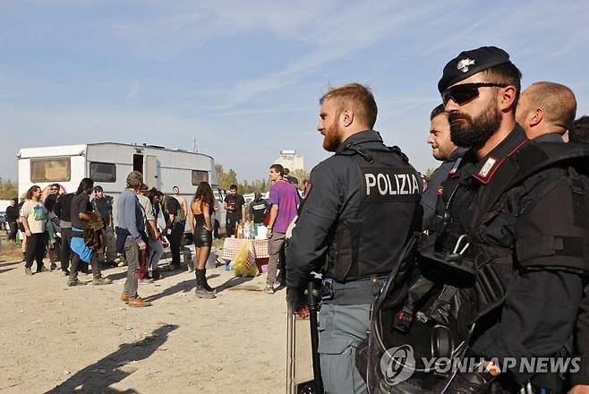 이탈리아에서 사회문제로 떠오른 레이브 파티  (모데나 EPA=연합뉴스) 이탈리아 경찰이 10월 31일(현지시간) 북부 모데나의 한 창고에서 열리던 레이프 파티를 강제 해산시키고 있다.  2022.12.01 photo@yna.co.kr