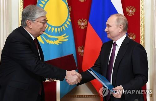 푸틴 러시아 대통령(오른쪽)과 악수하는 토카예프 카자흐스탄 대통령 [EPA 연합뉴스 자료사진. 재판매 및 DB 금지]