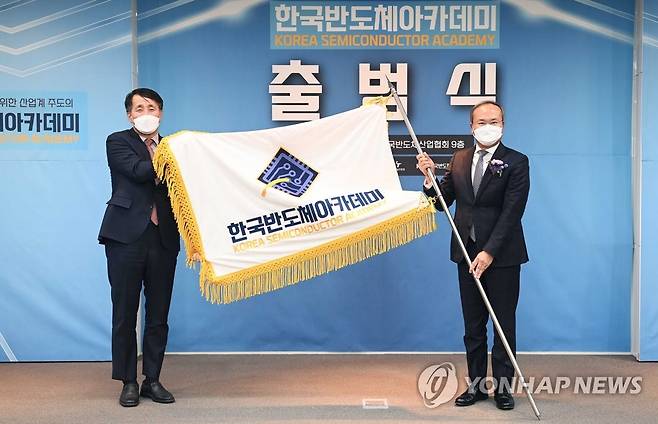 반도체 아카데미 출범식 (서울=연합뉴스) 장영진 산업통상자원부 1차관(왼쪽)이 1일 경기도 성남시 반도체산업협회에서 열린 '반도체 아카데미 출범식'에서 깃발전달 세레머니를 하고 있다. 2022.12.1 [산업통상자원부 제공. 재판매 및 DB 금지] photo@yna.co.kr