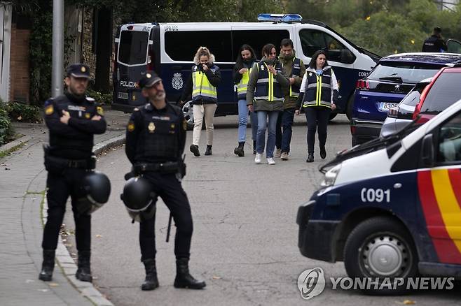 스페인 주재 우크라이나 대사관 앞을 지키고 있는 경찰들 [AP=연합뉴스. 재판매 및 DB 금지]