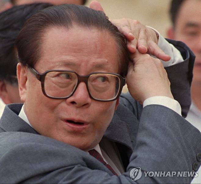 (AP=연합뉴스) 1996년 5월 14일 장쩌민 당시 중국 국가주석이 이집트 가자 피라미드 방문 도중 빗을 꺼내 머리를 빗는 모습. [연합뉴스 자료사진. 재판매 및 DB 금지]