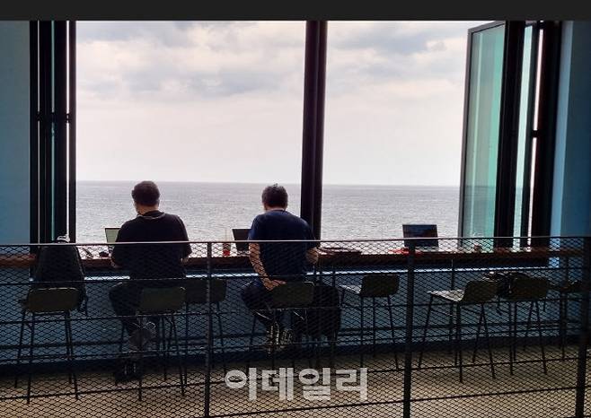 영림원소프트랩에서 클라우드 관련 기획 업무를 맡고 있는 박세훈(42) 팀장이 속초시의 한 카페에서 업무를 보고 있다.(사진=양지윤 기자)