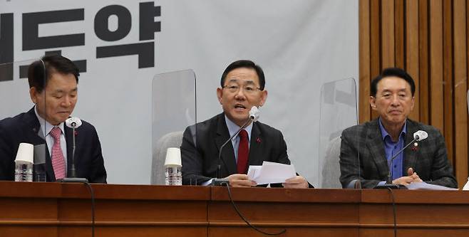 주호영(가운데) 국민의힘 원내대표가 2일 오전 서울 여의도 국회에서 열린 원내대책회의에서 발언하고 있다. (사진=뉴시스)