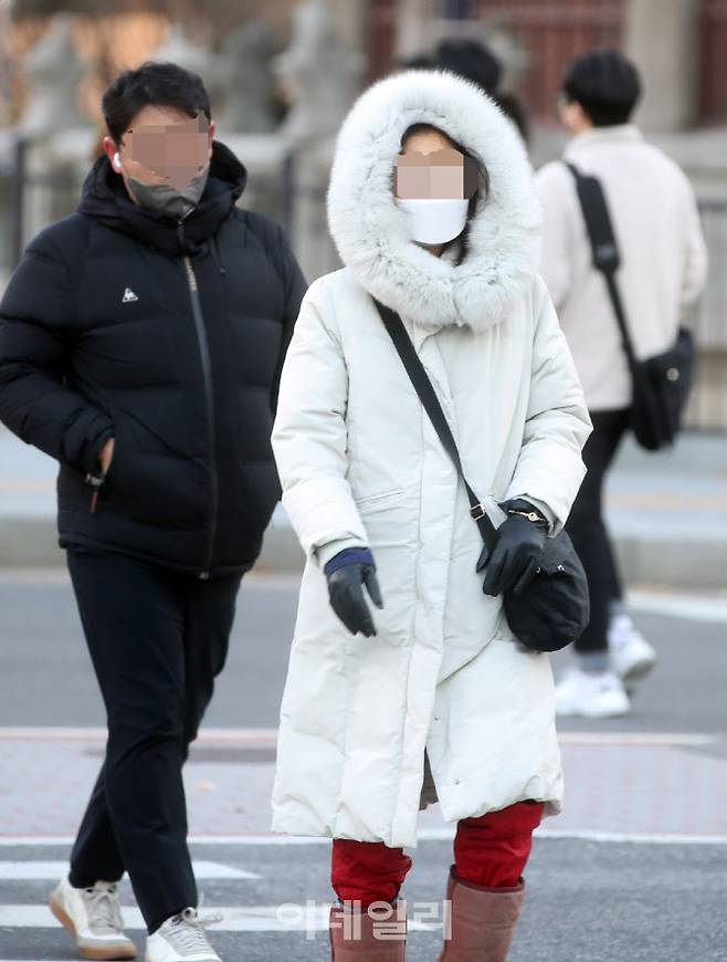 영하 9도의 강추위 속에 1일 오전 서울 종로구 광화문네거리에서 시민들이 출근길을 서두르고 있다. (사진=김태형 기자)