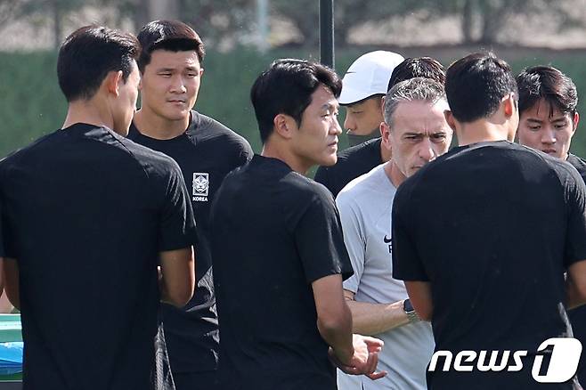 대한민국 축구대표팀 김민재가 1일 오전(현지시간) 카타르 도하 알에글라 트레이닝센터에서 가진 훈련에서 벤투 감독을 바라보고 있다. 2022.12.1/뉴스1 ⓒ News1 이광호 기자