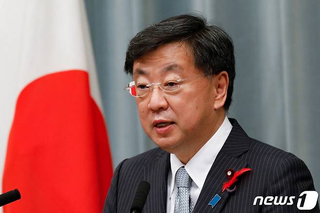 마쓰노 히로카즈 일본 관방장관이 기자회견에서 발언하고 있다. ⓒ 로이터=뉴스1 ⓒ News1 강민경 기자