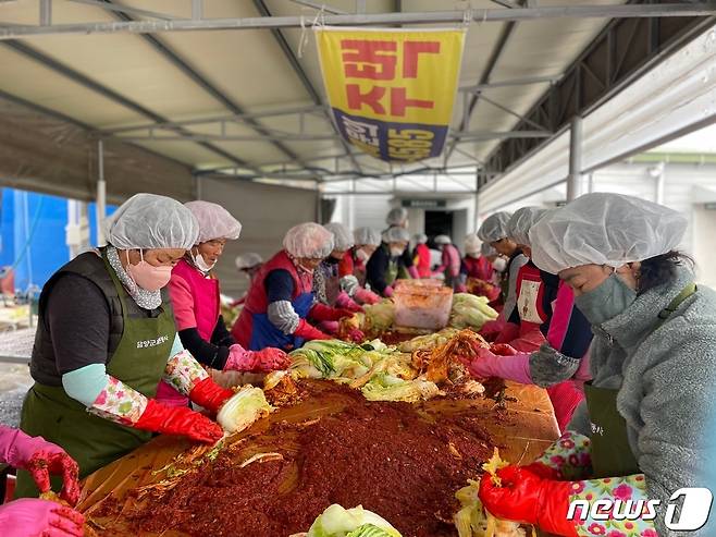 전남 담양군(군수 이병노)은 '김장나눔 대축제'를 진행해 2300세대에 김치를 전달했다고 2일 밝혔다. ⓒ News1