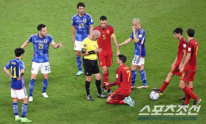 2일 오전 4시(한국시간) 카타르 도하 칼리파 인터내셔널스타디움에서 스페인과 일본의 경기가 열렸다. 전반 엘로우카드를 받고 있는 일본 요시다. 도하(카타르)=송정헌 기자songs@sportschosun.com/2022.12.02/