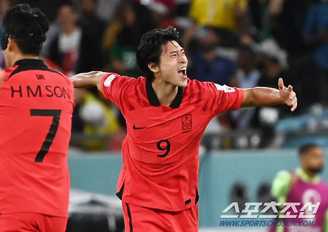 한국축구대표팀 조규성이 28일(한국시간) 카타르 알라얀 에듀케이션 시티 스타디움에서 열린 가나와의 경기에서 헤더골을 성공시키고 환호하고 있다. 알라이얀(카타르)=송정헌 기자songs@sportschosun.com/2022.11.28/