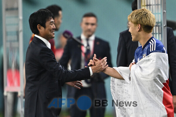 일본 축구 대표팀의 모리야스 하지메(왼쪽) 감독과 도안 리츠. ⓒAFPBBNews = News1