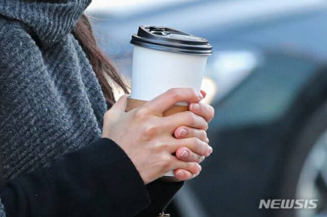 [서울=뉴시스] 권창회 기자 = 수도권 지역에 한파특보가 내려진 1일 오전 서울 종로구 광화문네거리 인근에서 시민이 뜨거운 음료를 들고 이동하고 있다. 2022.12.01.