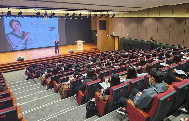 BNK경남은행은 본점 대강당에서 ‘CS엔젤 힐링연수’를 실시했다.