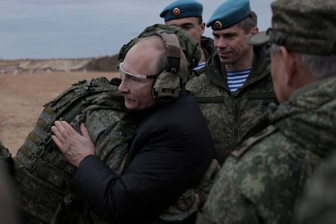 동원예비군 사병 격려하는 블라디미르 푸틴 러시아 대통령. 사진=연합뉴스