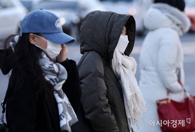 1일 서울 광화문 일대에서 두꺼운 옷차림의 시민들이 출근길 발걸음을 옮기고 있다./김현민 기자 kimhyun81@