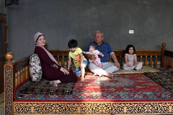 조부모인 매틀루바 사마로바 씨(왼쪽)와 무히딘 오모노프 씨가 손녀들과 포즈를 취하고 있다./ Husniddin Ato