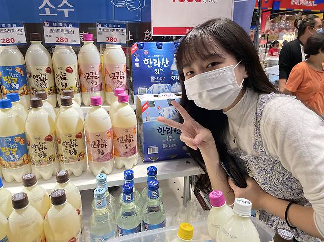 26일 대만 신콩미츠코시 백화점에서 고구마 막걸리를 구매한 인상정(20)씨. /이신혜 기자
