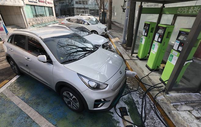 전기차 충전소에서 전기차량이 충전을 하고 있는 모습./뉴스1