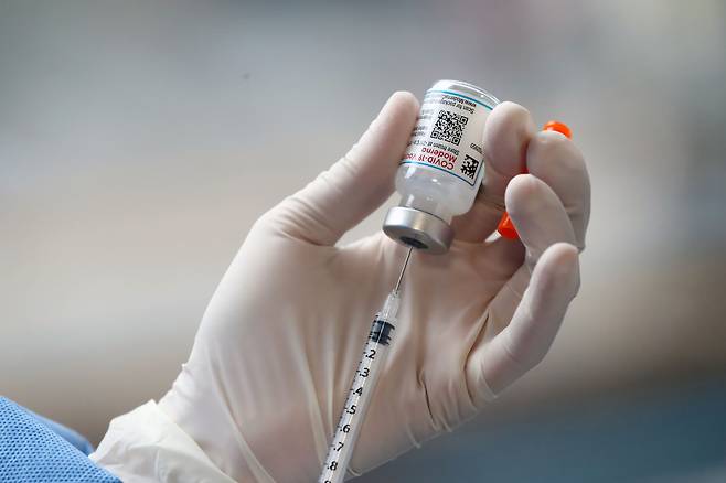 서울의 한 병원에서 의료진이 모더나 신종 코로나바이러스 감염증(코로나19) 백신을 주사기에 담고 있다. /뉴스1