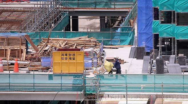 서울 시내 한 건설 현장에 한 인부가 건자재를 끌며 이동하고 있다. /뉴스1