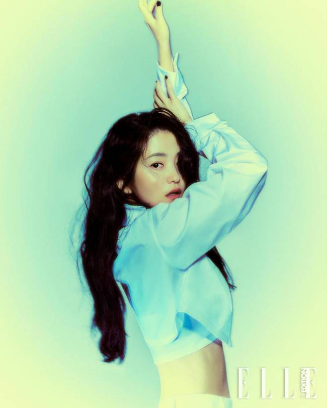 크롭 화이트 셔츠, 팬츠는 모두 Prada.