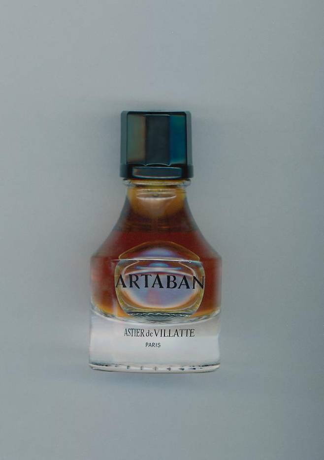 24가지에 이르는 아로마로 구성된 풍성한 포뮬러로 〈왕실의 퍼퓸〉으로 불리며 로마 귀족들에게 사랑받던 '아르타방(ARTABAN)'. 달콤 쌉싸름한 마조람, 스파이시 한 과일향의 카다멈, 흙내음과 수지 향, 우드 향의 나드, 초록 풀내음의 칼라머스의 갖가지 향을 다양하게 즐길 수 있다. 10ml 125,000, 30ml 280,000, 100ml 480,000