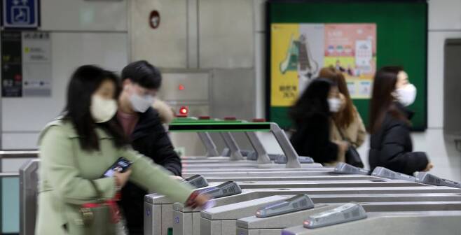 1일 오전 서울 종로구 지하철 5호선 광화문역에서 시민들이 발걸음을 옮기고 있다. ⓒ News1 이승배 기자 /사진=뉴스1