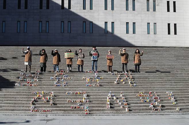 녹색연합, 여성환경연대, 환경운동연합, 이제석광고연구소가 2일 오전 서울 종로구 세종문화회관 계단에서 일회용컵 보증금제의 전국시행을 요구하는 행위극을 하고 있다. 백소아 기자 thanks@hani.co.kr