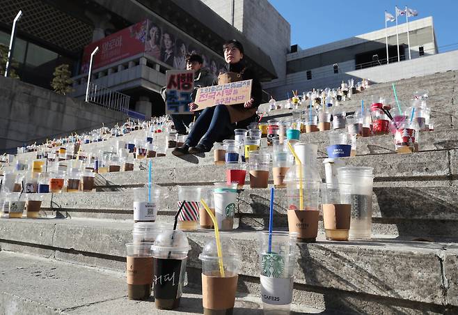 2일 오전 서울 종로구 세종문화회관 계단에서 일회용컵 보증금제의 전국시행을 요구하는 행위극이 펼쳐지고 있다. 백소아 기자