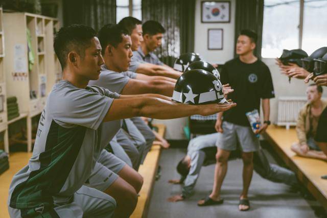 2023년 시즌2 공개를 앞둔 'D.P.'. 군인 안준호(정해인)가 내무반에서 얼차려를 받고 있다. 이 작품은 군대에서 벌어지는 집단 폭력을 누아르처럼 쫓는다. 넷플릭스 제공