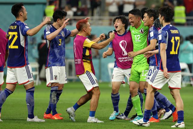 1일(현지시간) 오후 카타르 알라얀 칼리파 스타디움에서 열린 2022 카타르 월드컵 조별리그 E조 3차전 일본과 스페인의 경기, 2대 1로 승리하며 조 1위로 16강 진출하게 된 일본 선수들이 기뻐하고 있다. 알라얀(카타르)=뉴시스