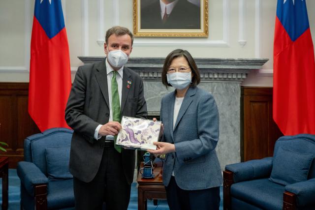 그레그 핸즈(왼쪽) 영국 국제통상부 장관이 9일 대만 타이베이의 총통 관저에서 차이잉원 대만 총통을 만나 연설하고 있다. 타이베이=EPA 연합뉴스