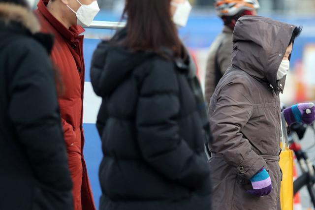 전국적으로 매서운 추위가 닥치면서 서울 광화문 사거리에서 출근길 시민들이 발걸음을 재촉하고 있다. 뉴스1