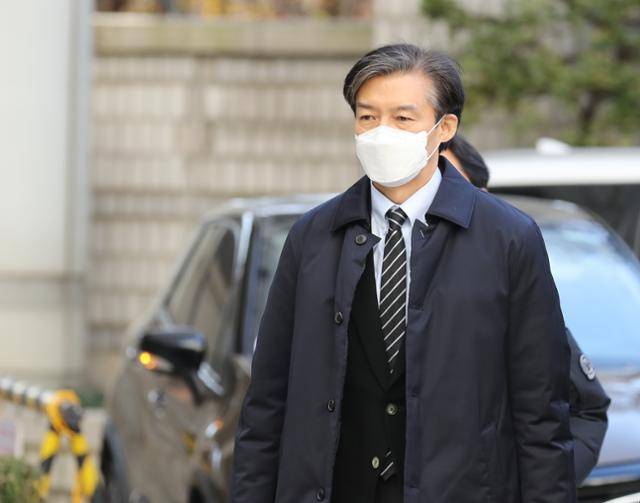 조국 전 법무부 장관이 2일 오후 서울 서초구 서울중앙지방법원에서 열린 자녀 입시비리 및 감찰 무마 의혹 관련 공판에 출석하고 있다. 뉴시스