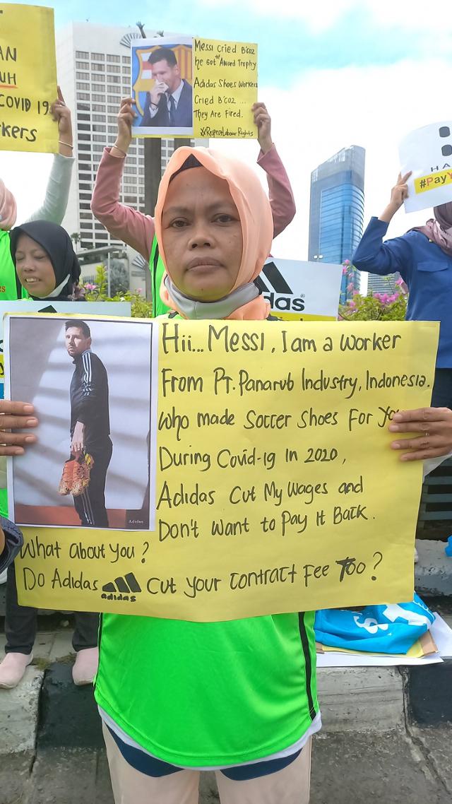 인도네시아 의류 노동자가 아르헨티나 축구대표팀 선수 리오넬 메시에게 열악한 의류 노동자들의 처우 문제를 알리는 손팻말을 들고 있다. 인도네시아노동조합연맹 위원장 트위터