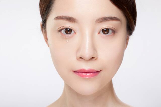 눈물흘림증이란 눈물길이 좁아졌거나 막히는 등의 이유로 눈에 고여 있는 눈물이 눈꺼풀 밖으로 넘쳐흐르는 것을 말한다./사진=클립아트코리아