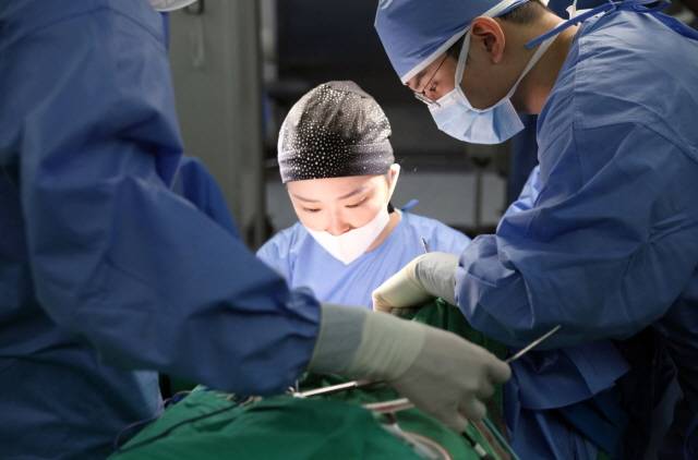 강동성심병원이 국내 최초로 트랜스여성의 성확정수술을 하면서 동시에 정자를 채취·동결해 생식능력을 보존하는 수술까지 성공했다./사진=강동성심병원