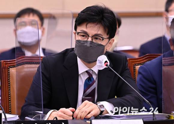 한동훈 법무부 장관이 지난달 24일 국회에서 열린 법제사법위원회의 법무부, 법제처, 감사원, 고위공직자범죄수사처, 헌법재판소, 대법원 등에 대한 종합감사에서 의원 질의에 답하고 있다. [사진=김성진 기자]