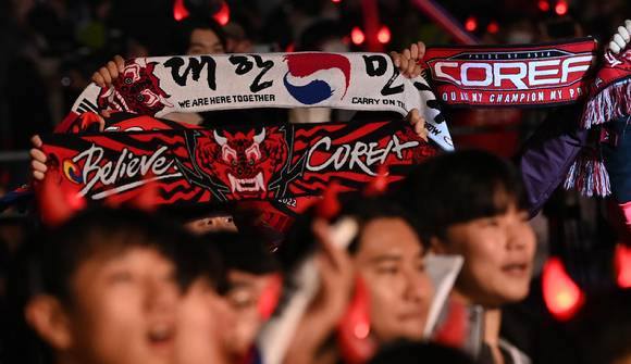 2022 카타르월드컵 H조 조별리그 대한민국과 우루과이의 경기가 열린 24일 오후 서울 종로구 광화문 광장에서 시민들이 거리응원을 하고 있다. [사진=김성진 기자]