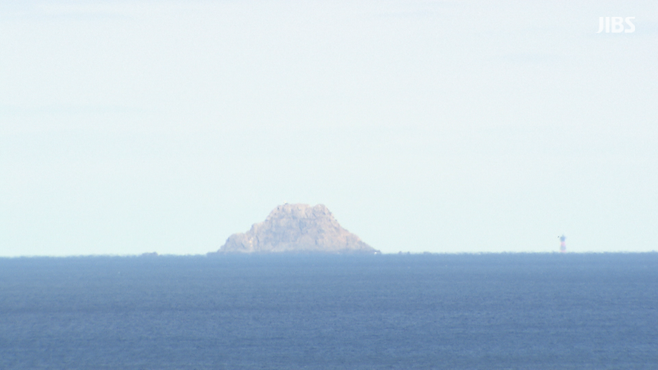 오늘(2일) 오전 제주공항 주변에서 보이는 관탈섬의 모습