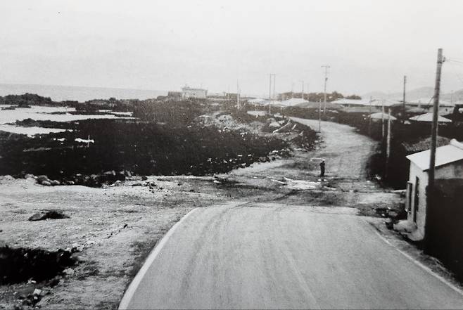 용담해안도로가 만들어지기 이전 어영마을 (제주건설사, 이중근)