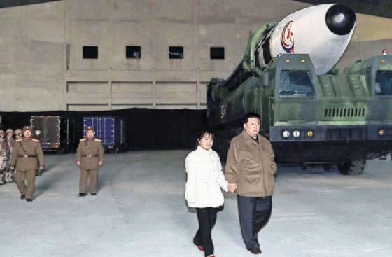 북한 김정은 국무위원장이 지난달 18일 딸의 손을 잡고 신형대륙간탄도미사일 '화성-17형' 앞을 걷고 있다. 국정원은 북한 관영매체를 통해 소개된 김정은의 딸에 대해 '9세 김주애'라고 추정했다. [뉴스1]
