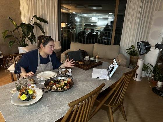 지글지글클럽의 호스트 리허설에서 참가자들과 소통 중인 윤지아 요리연구가. 사진 지글지글클럽