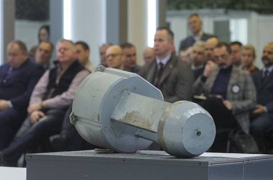 1일(현지시간) 우크라이나 수도 키이우에서 열린 기자 브리핑에서 공개된 러시아의 Kh-55 순항미사일 파편. EPA=연합뉴스