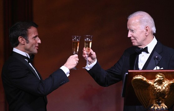 조 바이든 미국 대통령과 에마뉘엘 마크롱 프랑스 대통령이 1일(현지시간) 국빈 만찬에서 건배하고 있다.AFP=연합뉴스