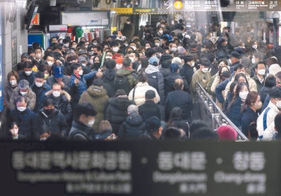 서울교통공사 노동조합이 파업에 돌입한 30일 서울 지하철 4호선 충무로역 승강장에서 승객들이 이동하고 있다. 서울교통공사 노조의 파업은 1~8호선 기준으로 2016년 9월 이후 6년 만이다. 연합뉴스