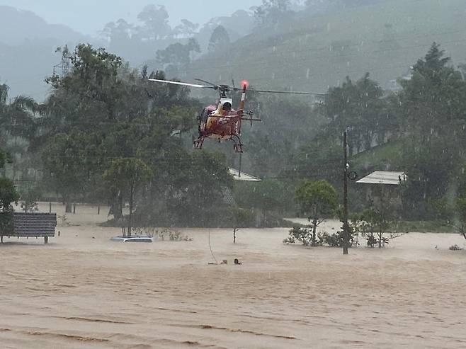 브라질 소방관들이 1일(현지시간) 산타카타리나주 산투아마루다임페라트리스에서 폭우가 내린 뒤 주민 구조작업을 하고 있다. 로이터연합뉴스